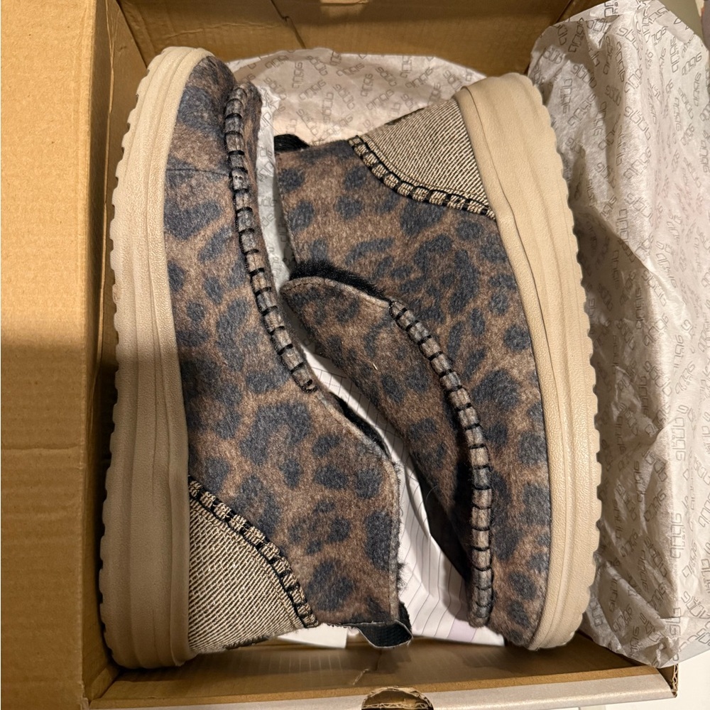 HTF light bottom Hey Dude Denny Leo Nut Beige Size 8 NIB no tag!